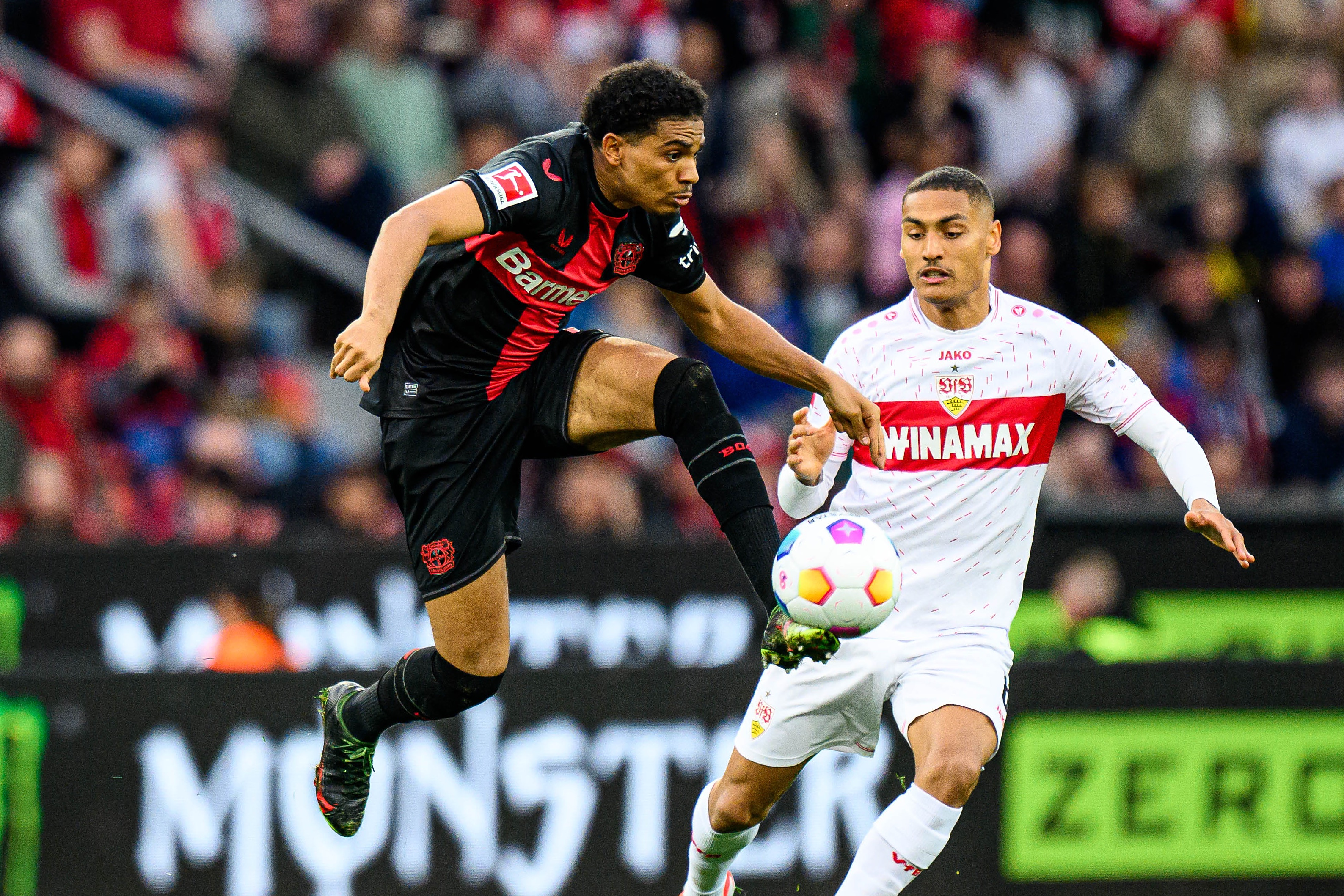 德国完胜勒沃库森,莱万点燃赛场 德国完胜勒沃库森,莱万点燃赛场