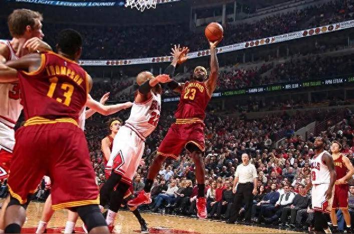 公牛完胜快船,周琦点燃赛场 公牛完胜快船,周琦点燃赛场