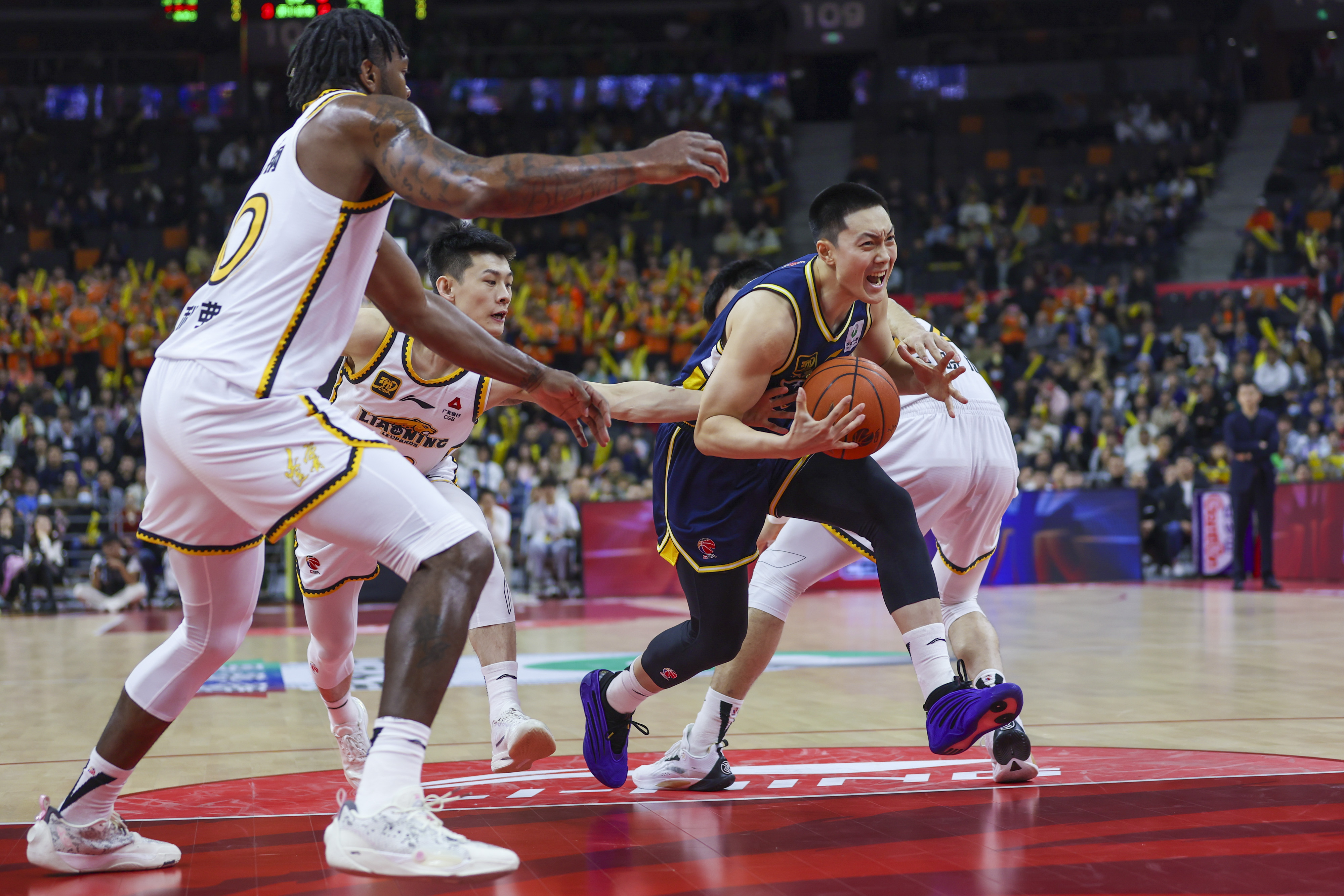 辽宁队横扫雷霆,范弗利特带队取胜 辽宁队横扫雷霆,范弗利特带队取胜