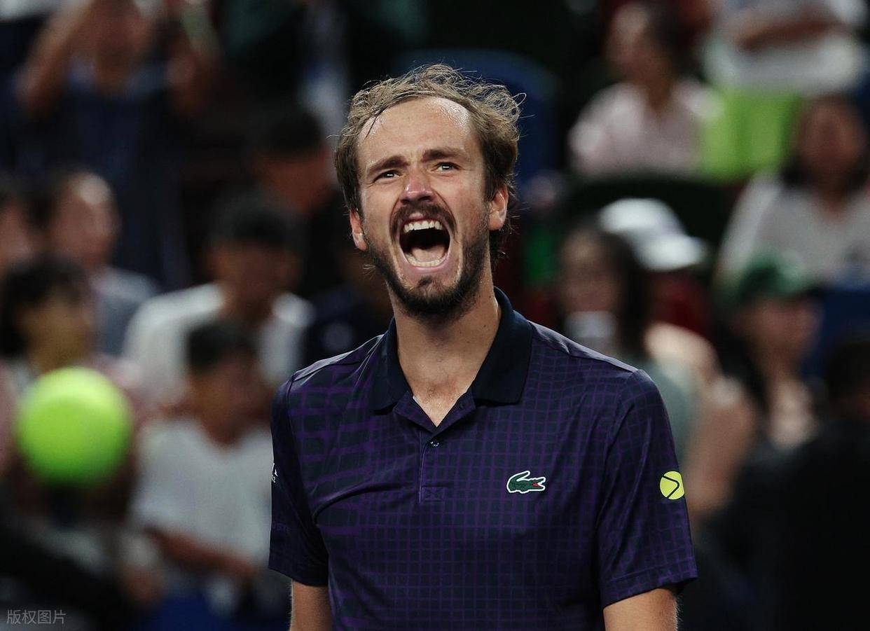 法国网球队爆冷美国网球队，梅德韦杰夫三分雨点燃全场