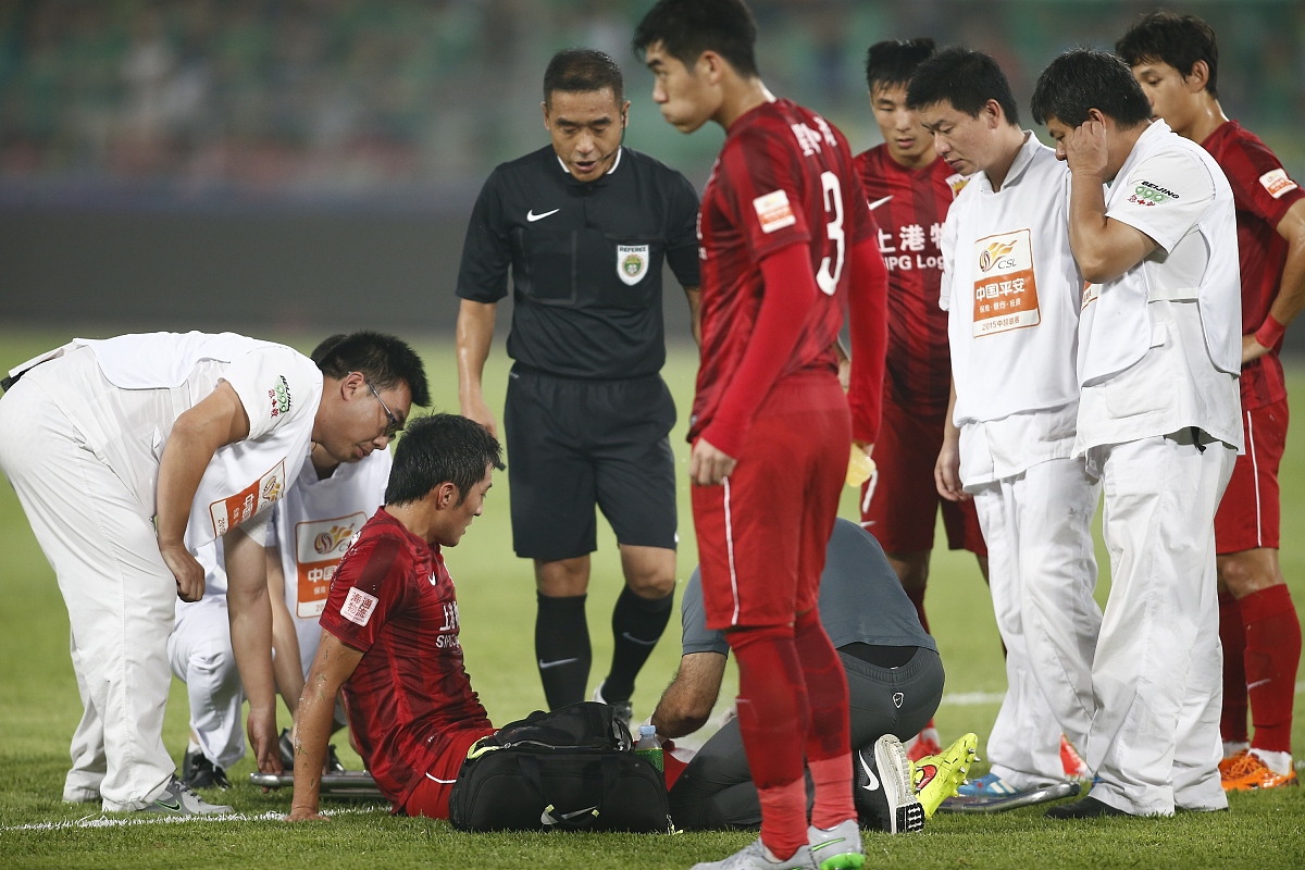 战斗！两队之间的对抗引起球迷的热血沸腾