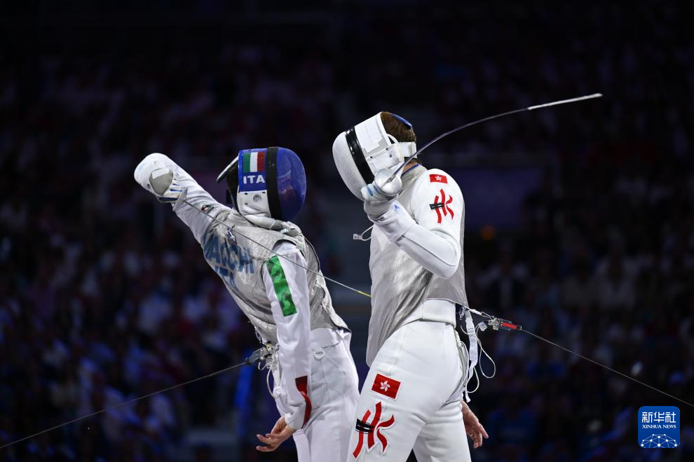 意大利击剑选手拼尽全力,勇夺冠军 意大利击剑选手拼尽全力,勇夺冠军