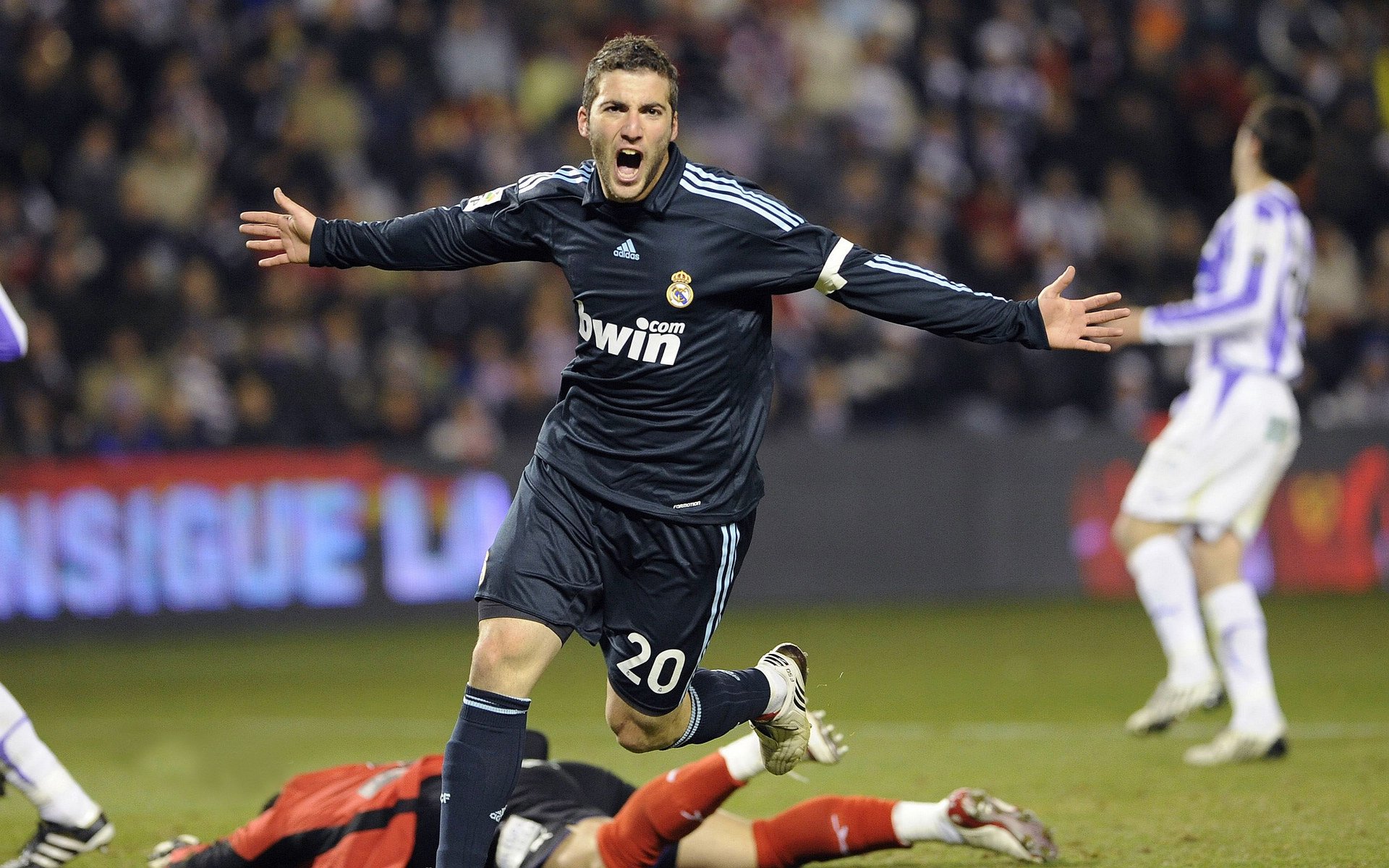 从喀麦隆到卡瓦哈尔，世界排名争夺战中，一场击溃芬兰的战术革命