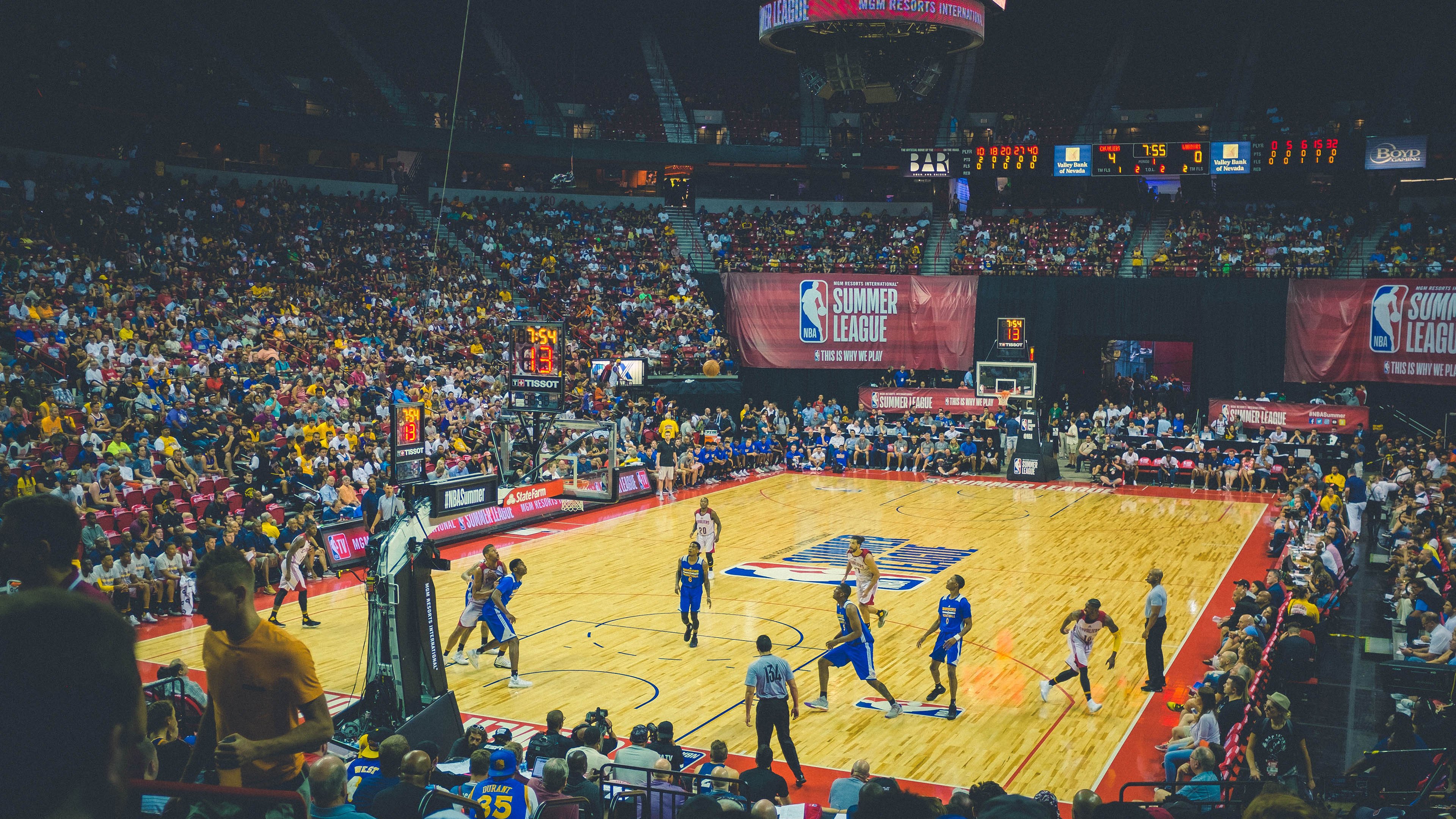 赛道上的宿命对决，雷诺鏖战威廉姆斯，勒克莱尔闪耀全场